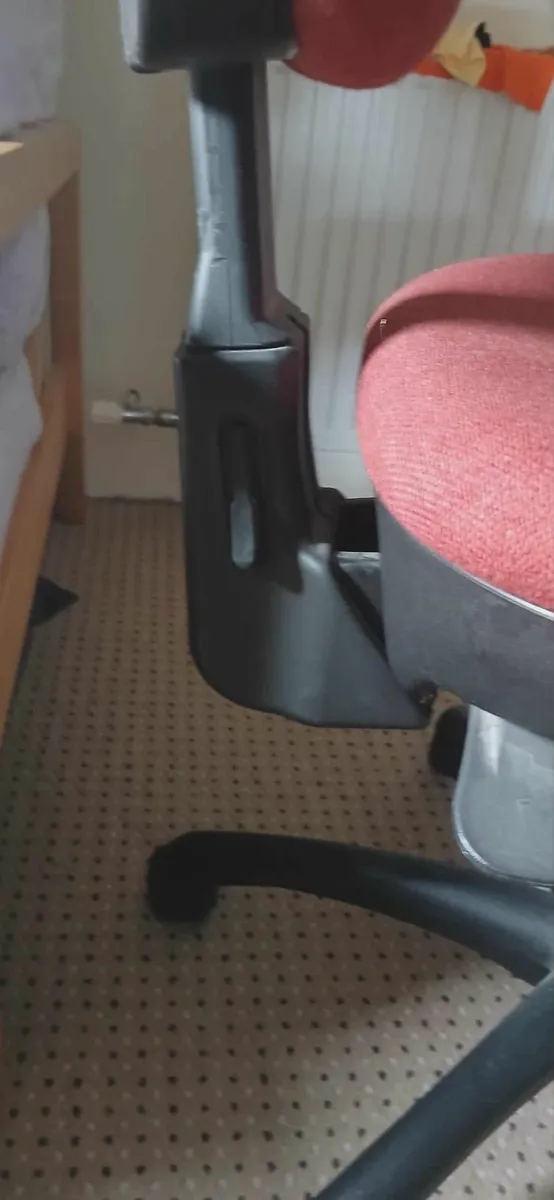 swivel chair - Image 4