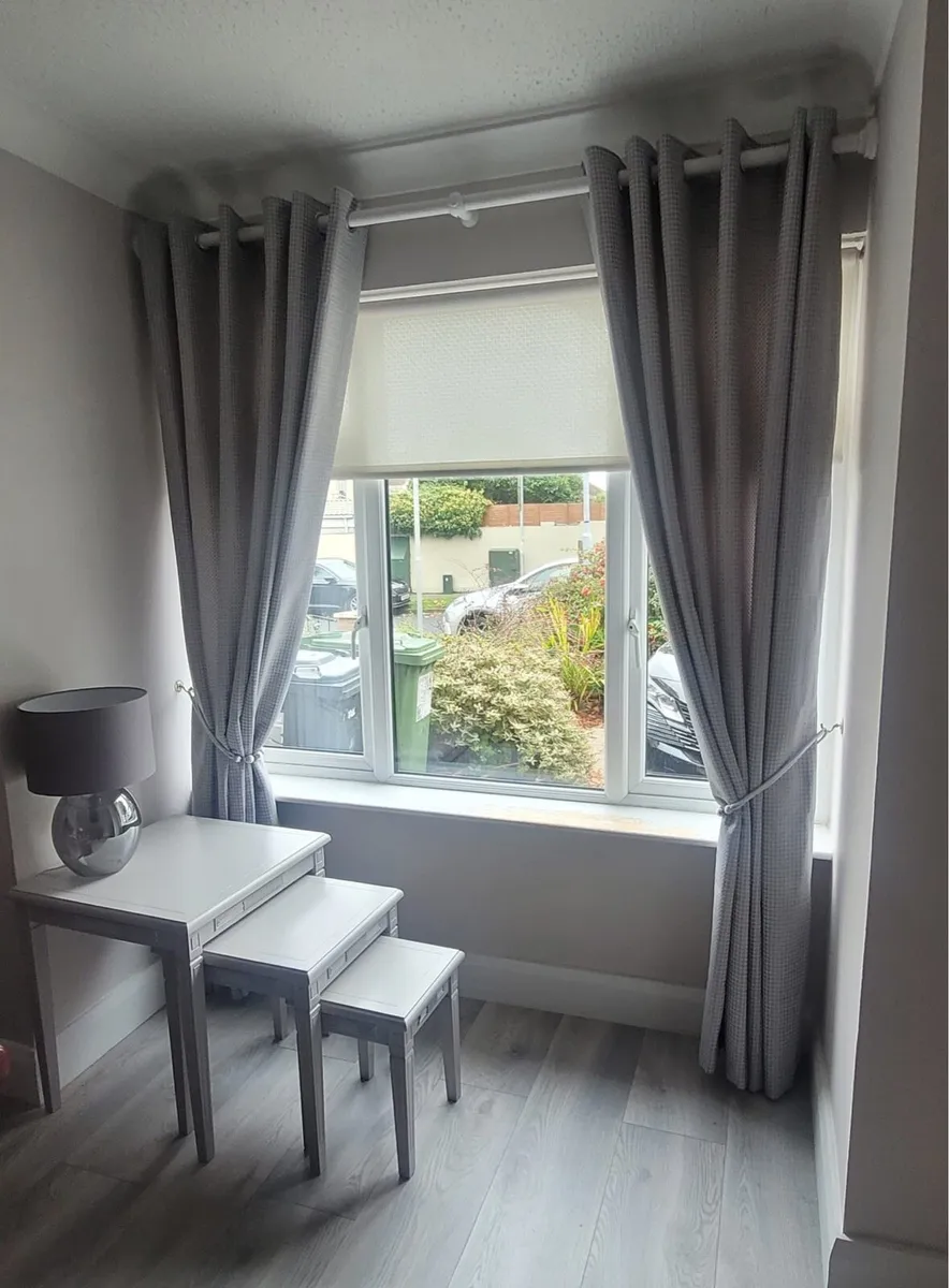 Nest of tables in great condition( x3) with lamp! - Image 1