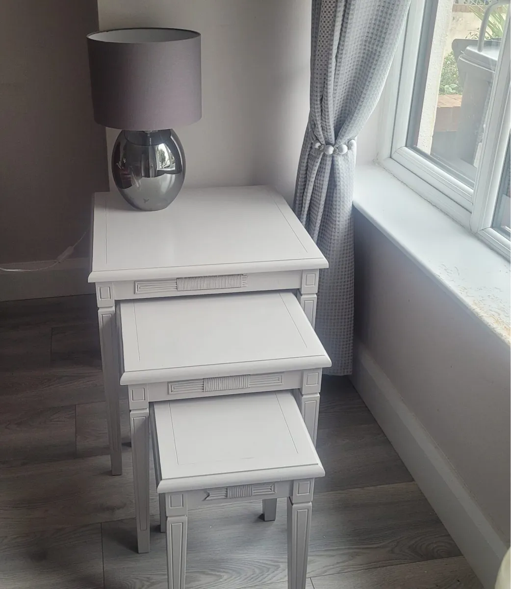 Nest of tables in great condition( x3) with lamp! - Image 2