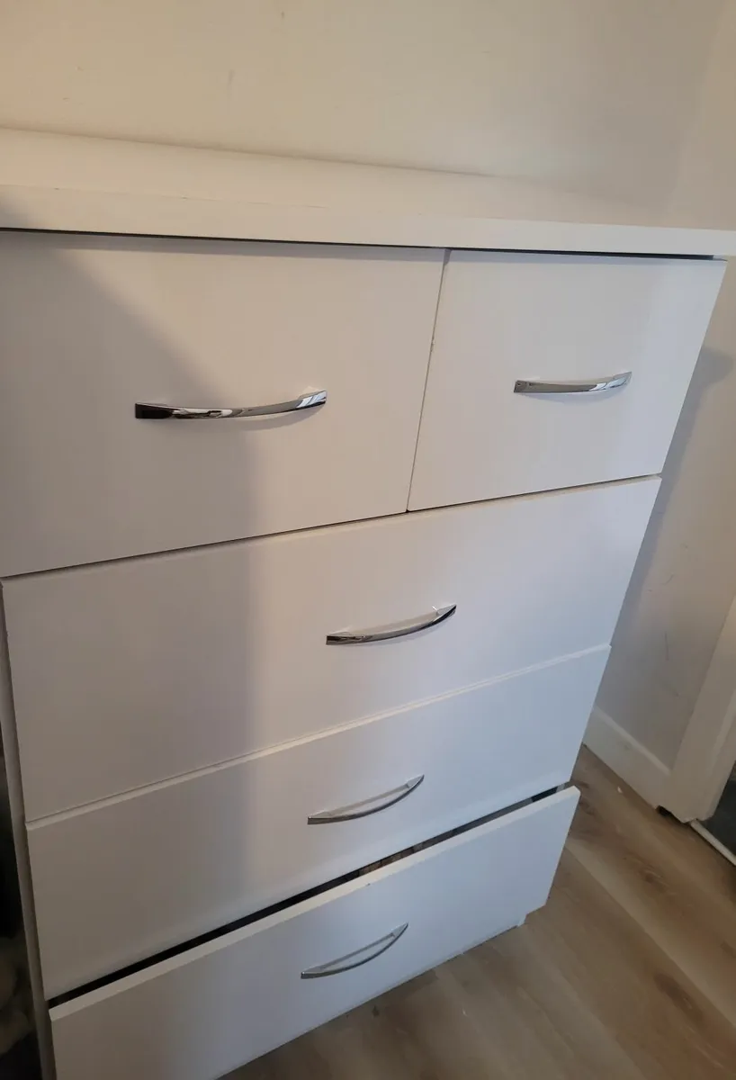 Chest of drawers