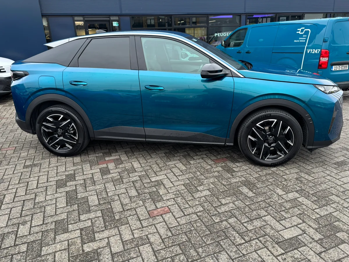 2025 Peugeot 3008 Allure Hybrid - Image 3