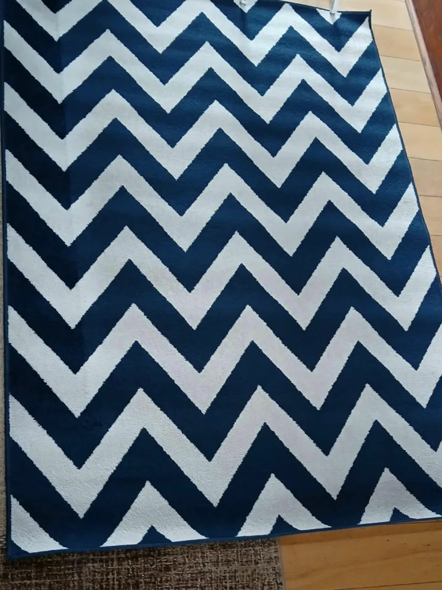 zig zag carpet - Image 1