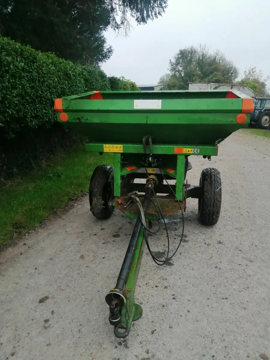Fertiliser spreader - Image 1
