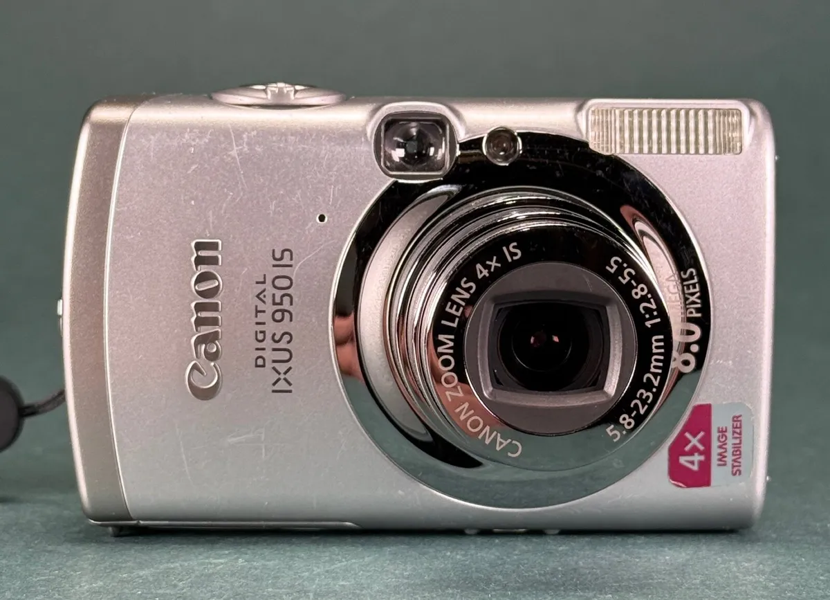 Canon Digital IXUS 950 IS - Image 2