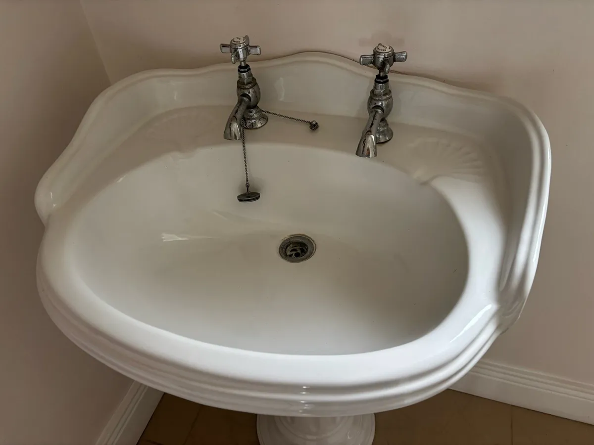 Bathroom sink - Image 1