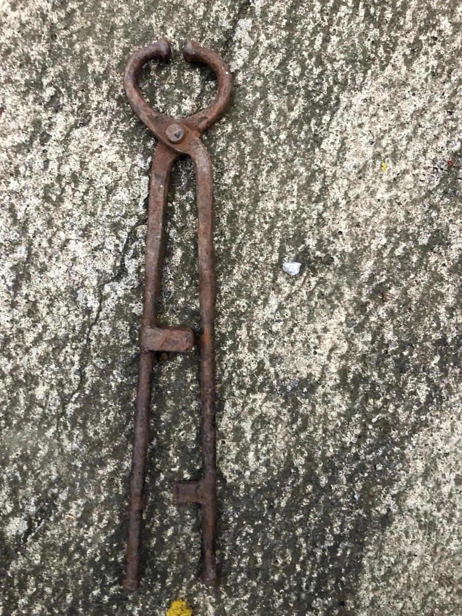Forged cattle tongs
