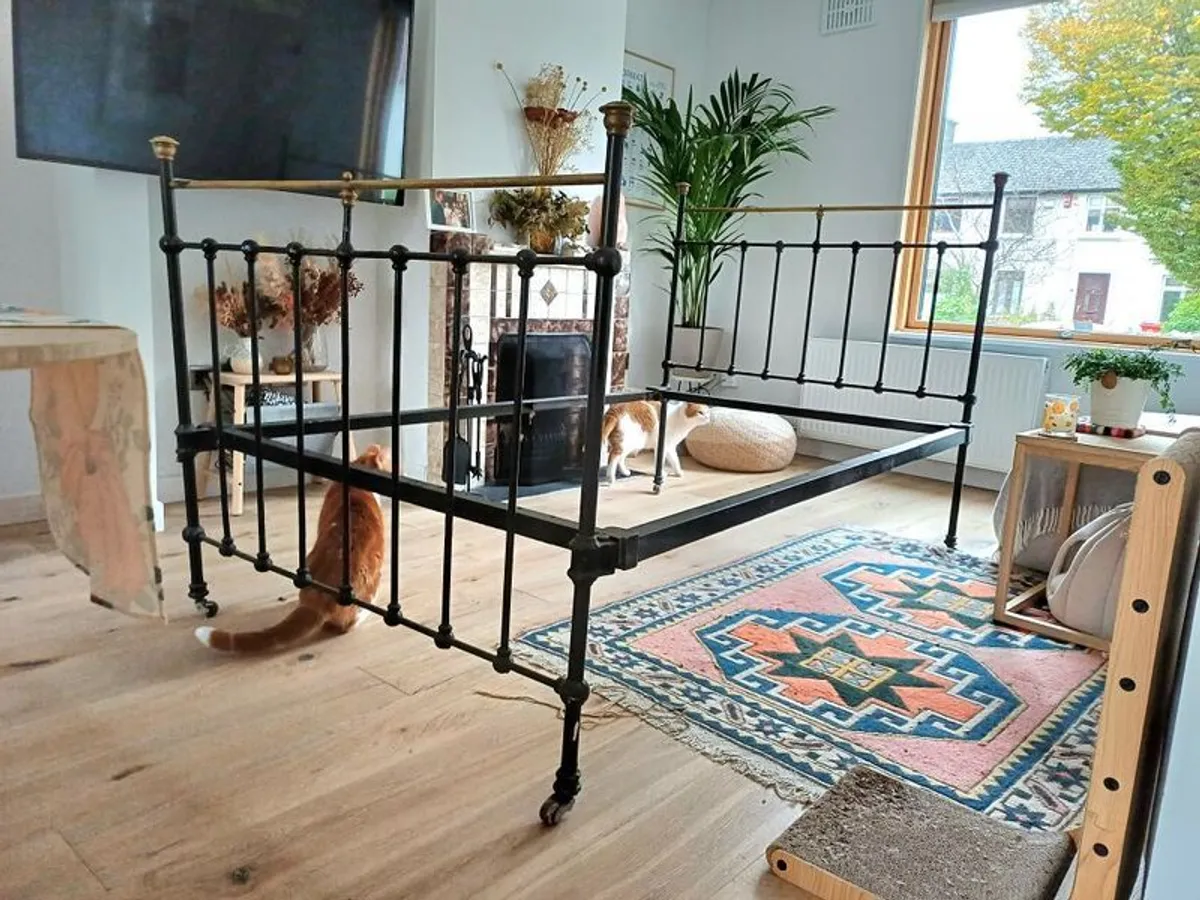 Antique Cast Iron and Brass Double Bed Frame incl. Solid Base - Image 2