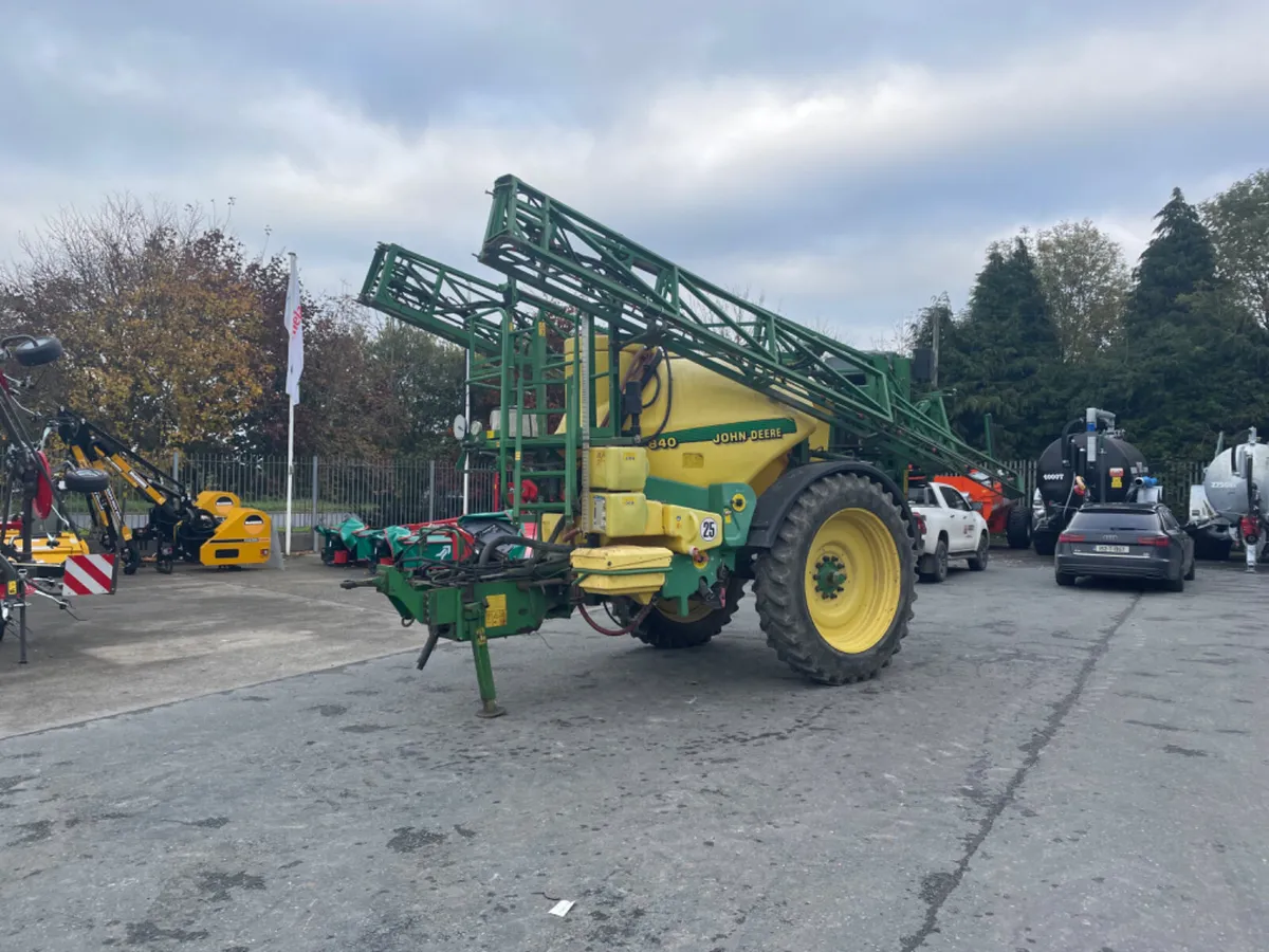 John Deere 840 Trailed Sprayer - Image 1