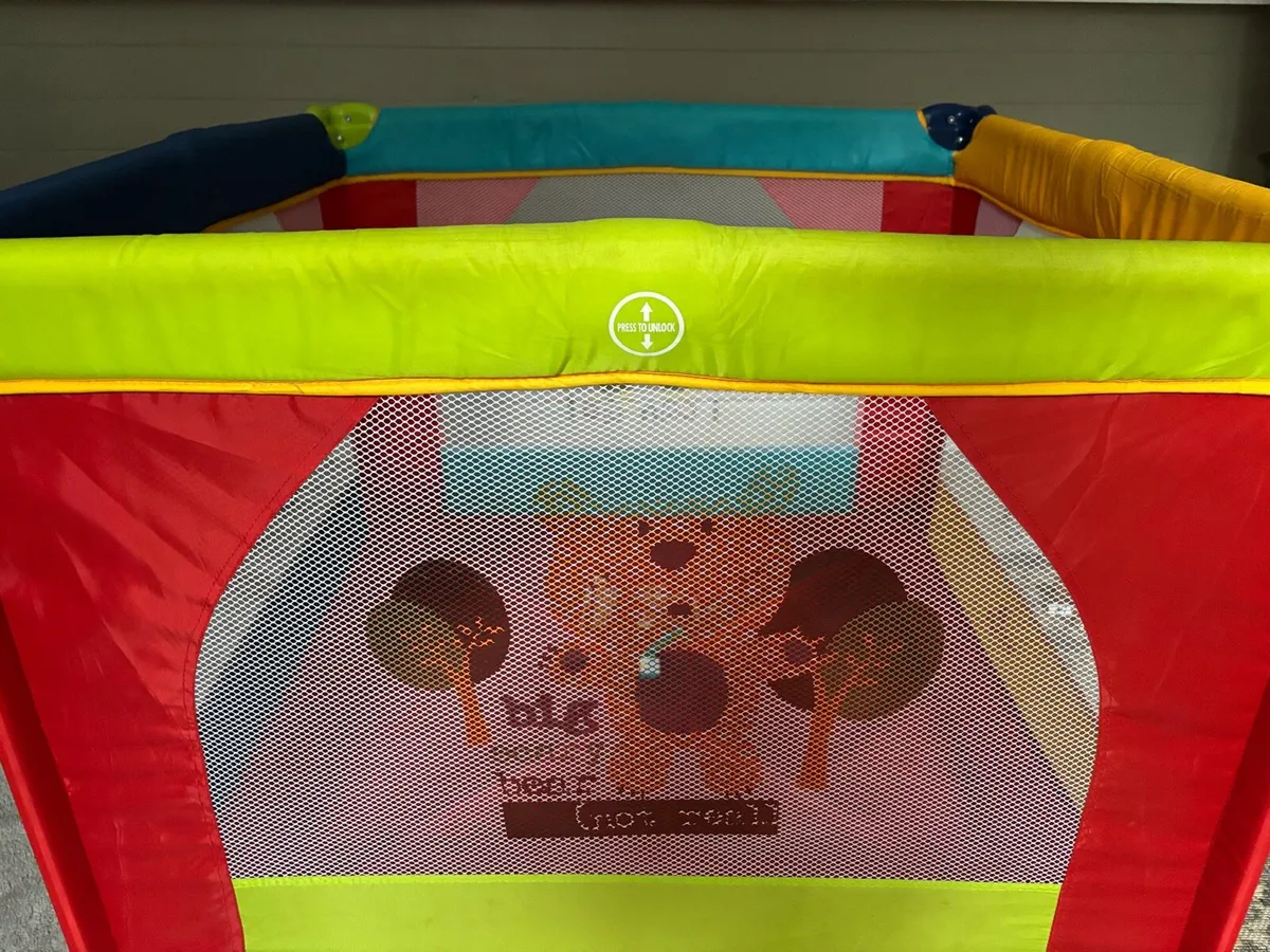 Baby travel cot - Image 1