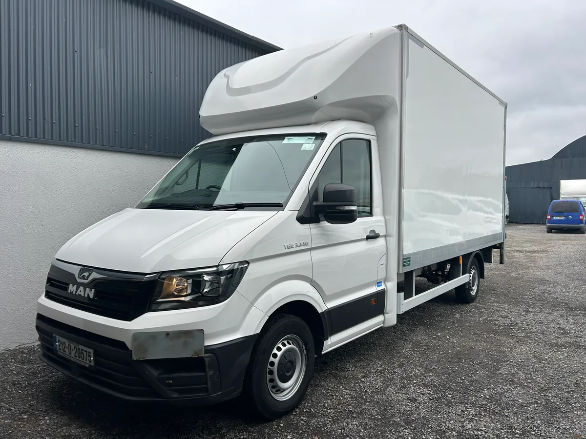 2021 Man TGE box van with tail lift - Image 1