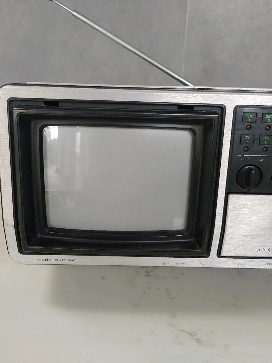1978 portable Toshiba colour television - Image 2