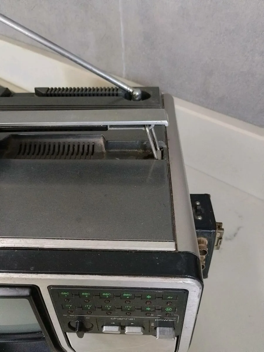 1978 portable Toshiba colour television - Image 3