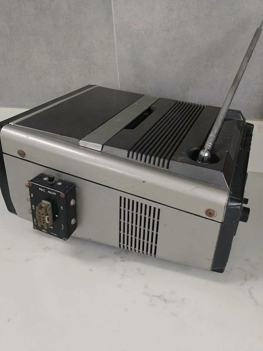 1978 portable Toshiba colour television - Image 4