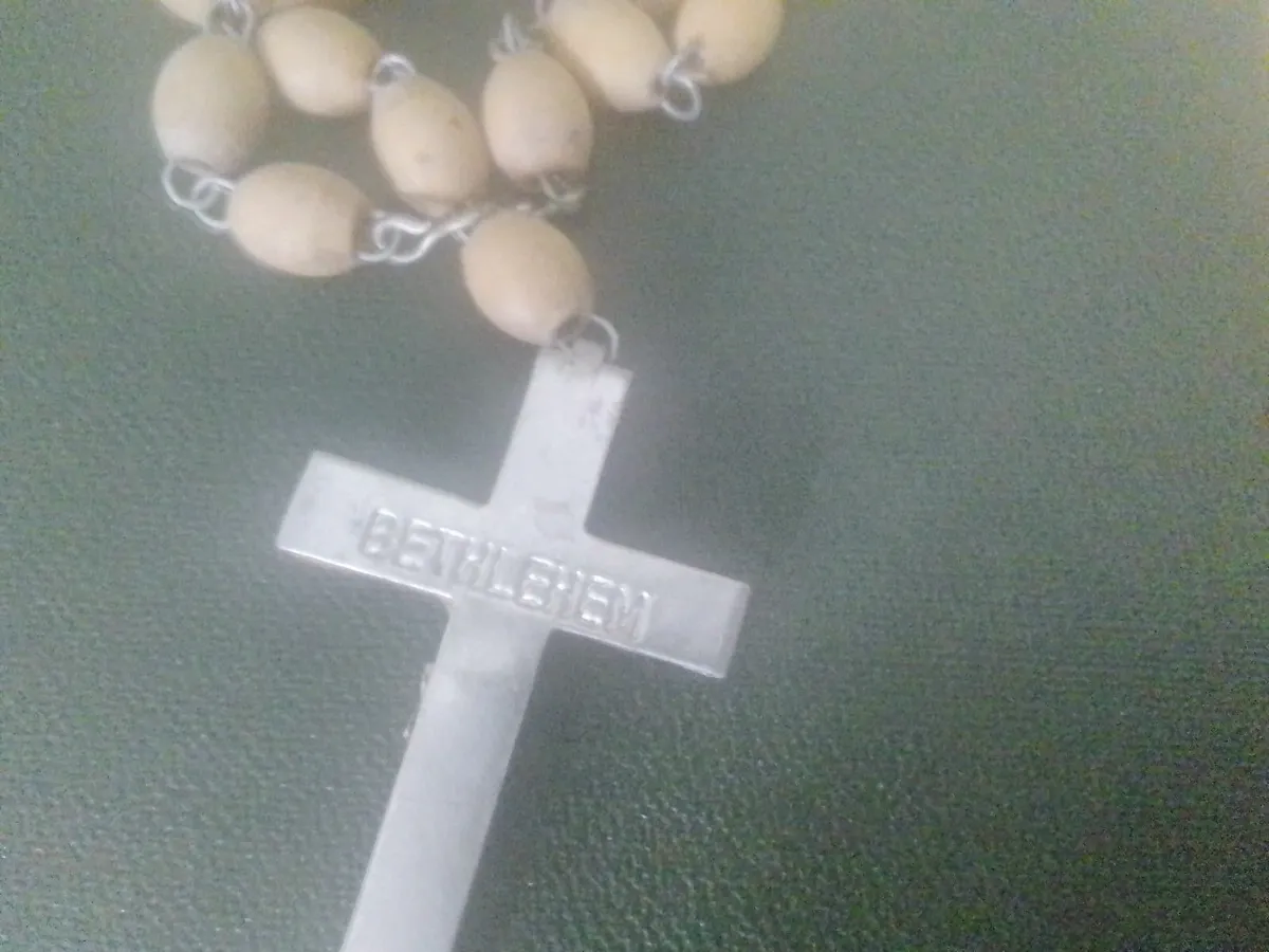 VINTAGE HAND CARVED PINE WOODEN ROSARY BEADS - Image 4