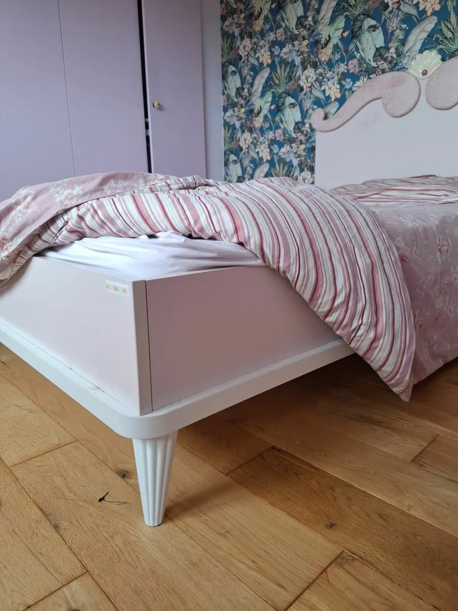 Girls bed - Image 1