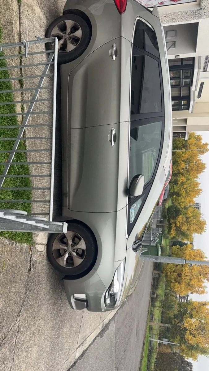 Kia Carens 2015 - Image 1