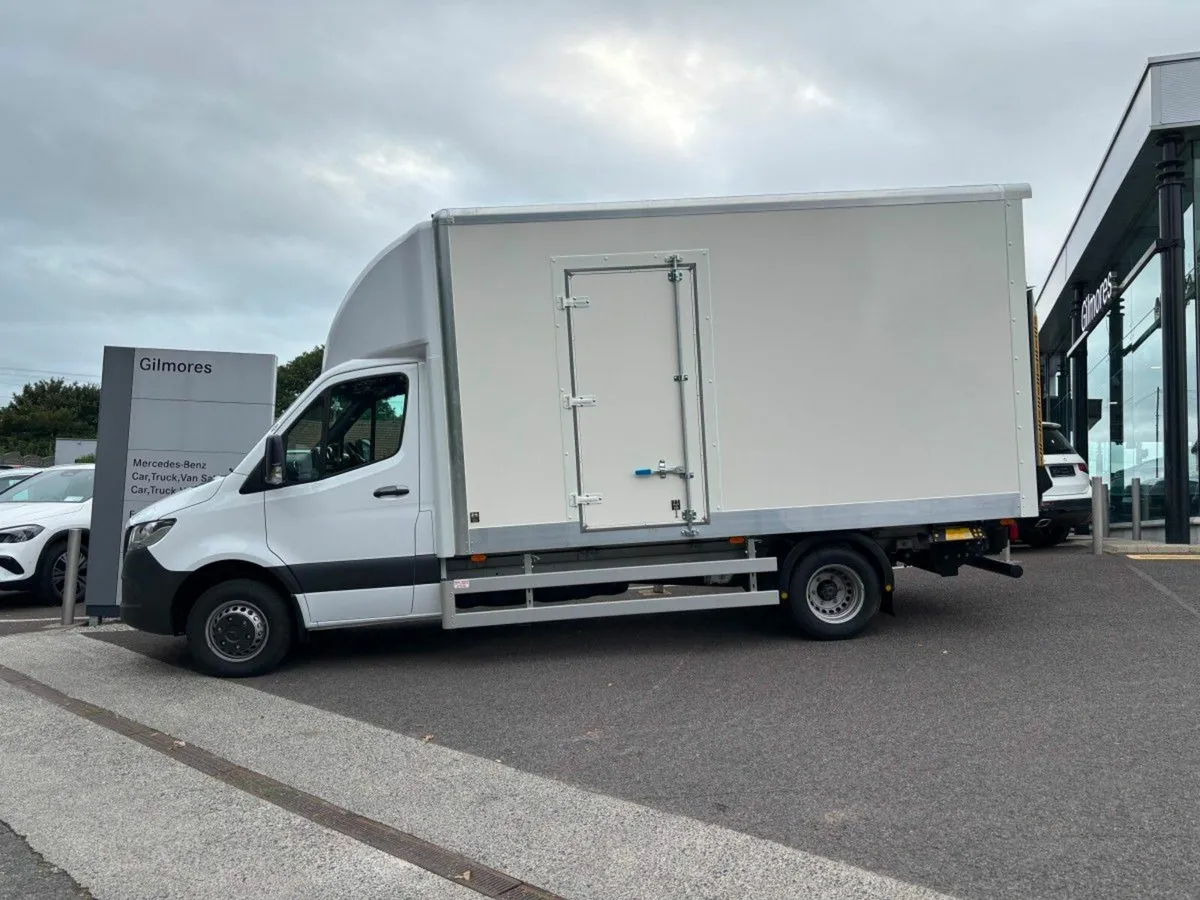 Mercedes-Benz Sprinter 519 Luton Box Body - Image 2