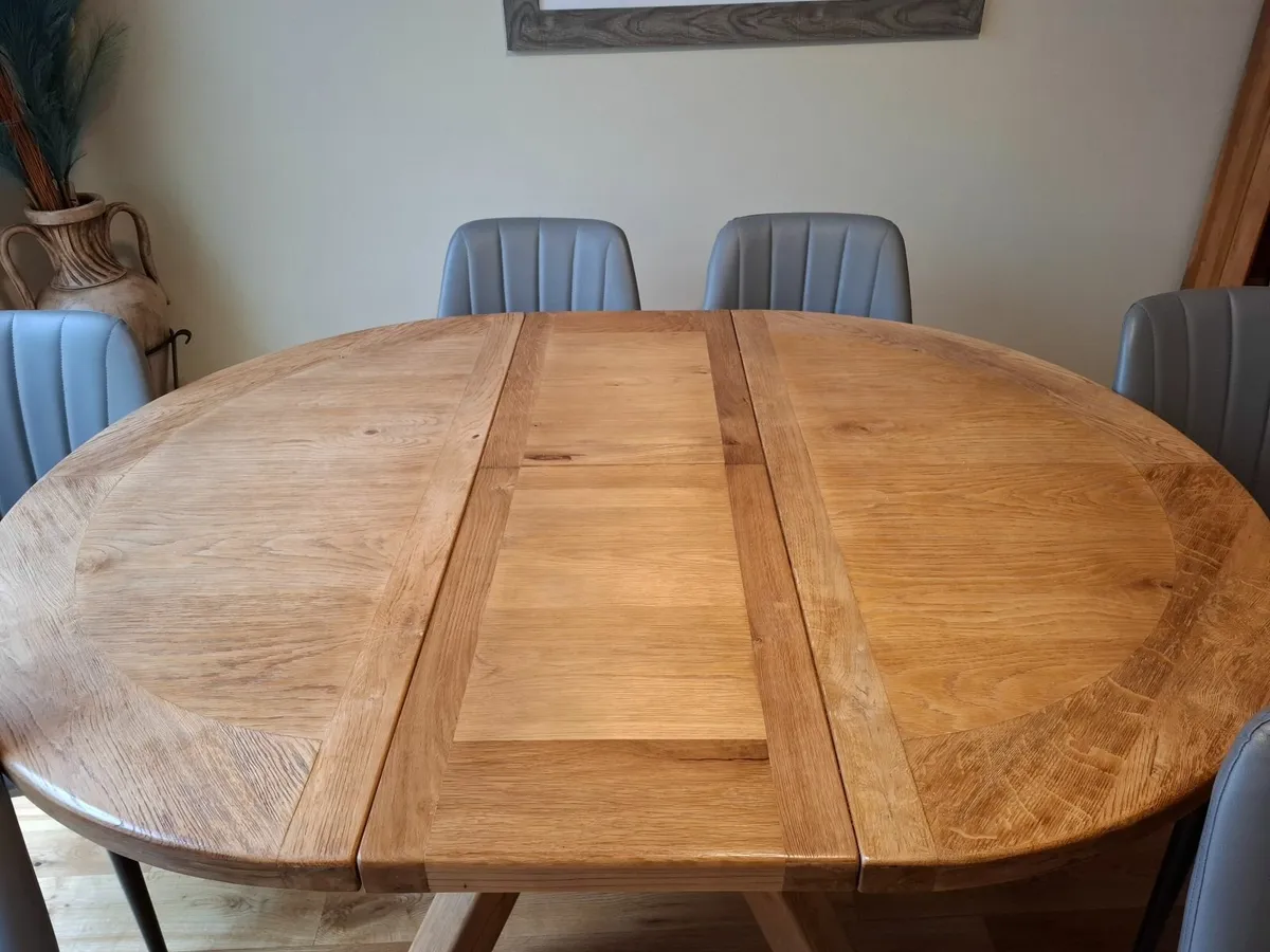 Table and chairs - Image 1