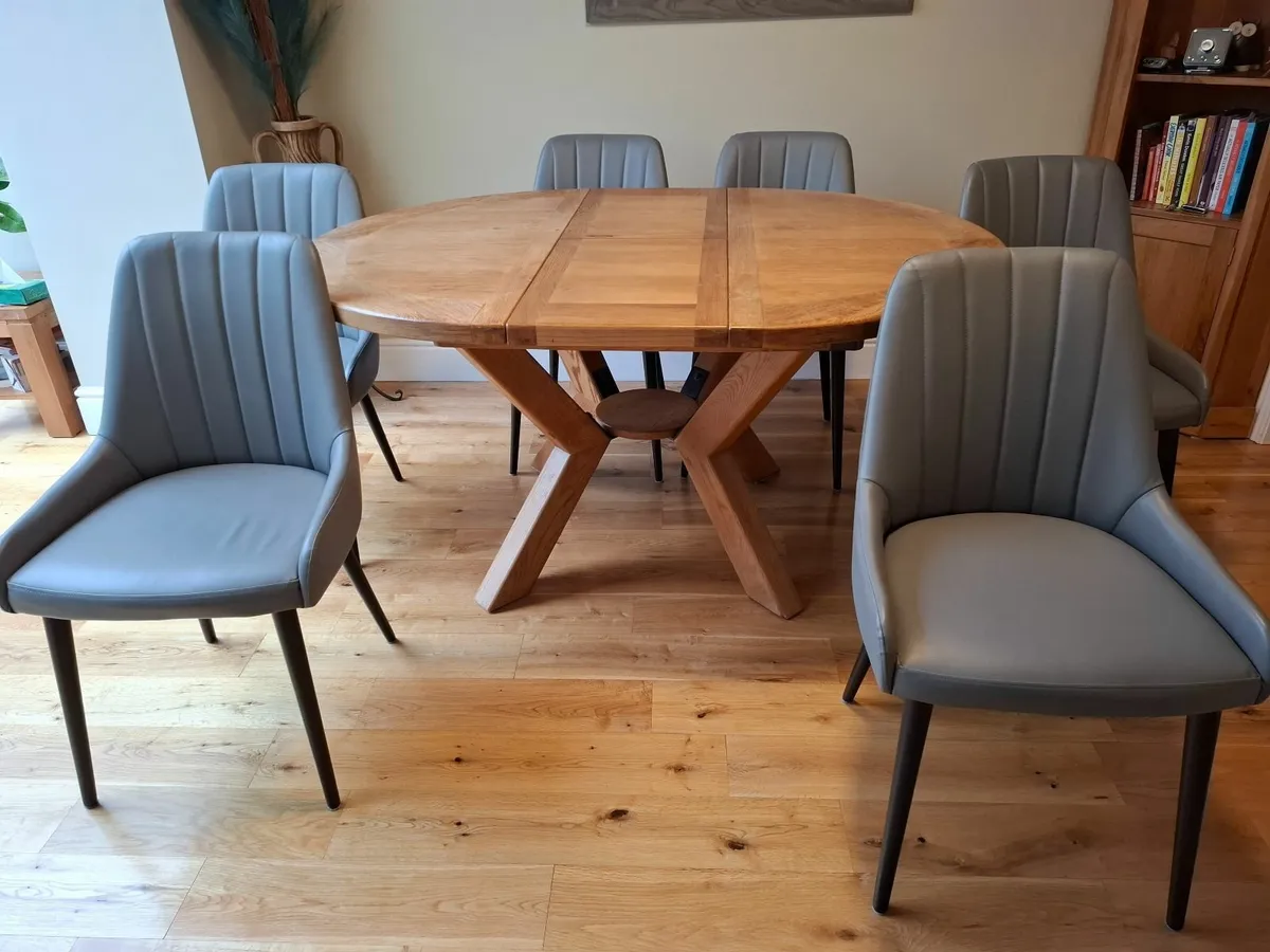 Table and chairs - Image 2