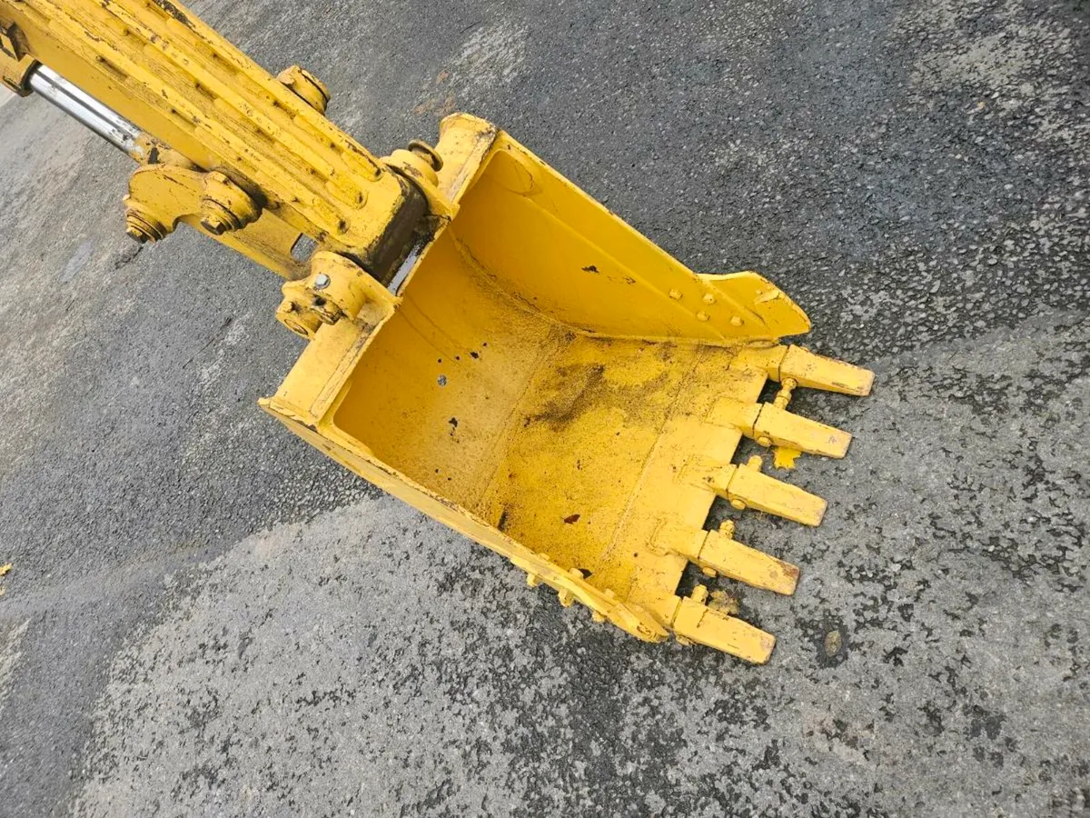 Komatsu 5.5 ton digger - Image 4