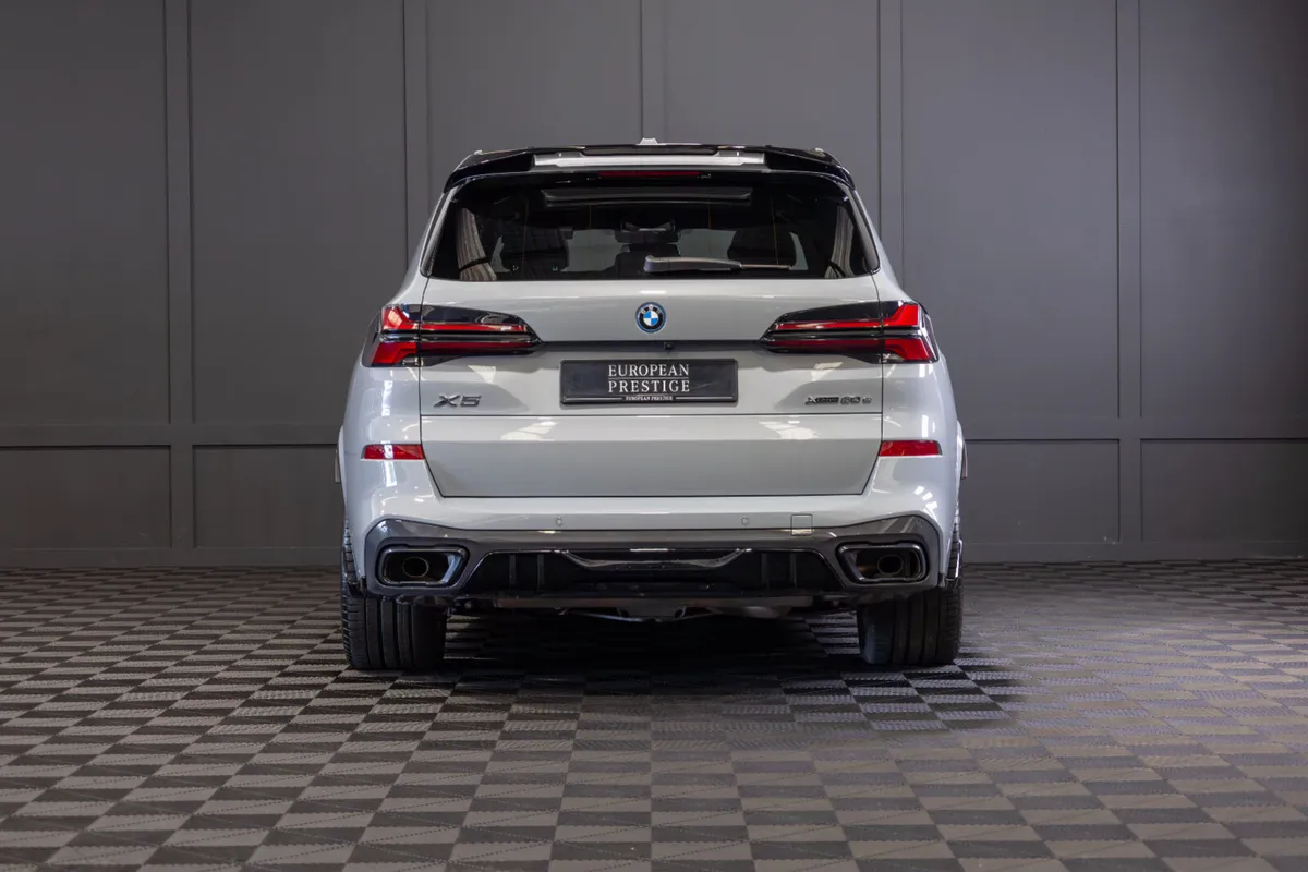 2025 BMW X5 X-Drive 50e M-Sport *Pan Roof - Image 4