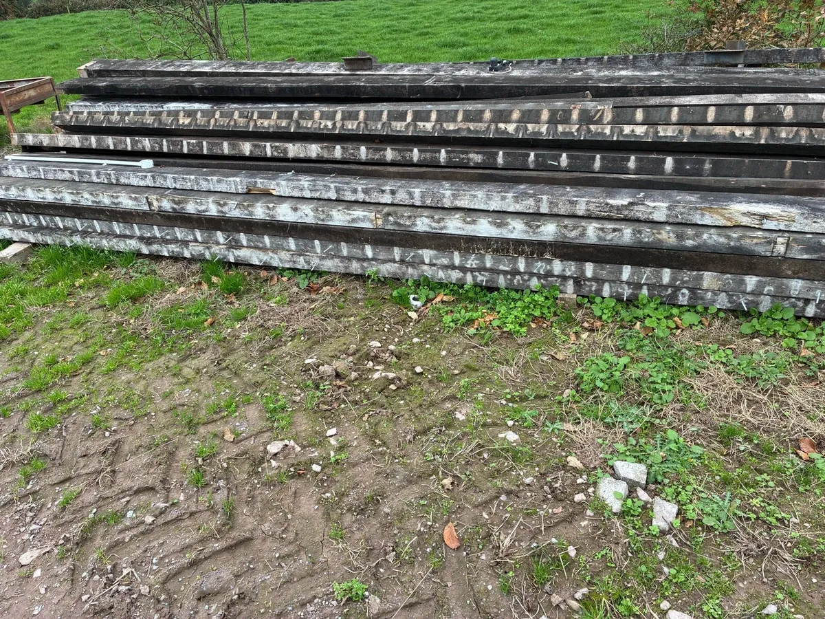9x3 lengths of timber - Image 2