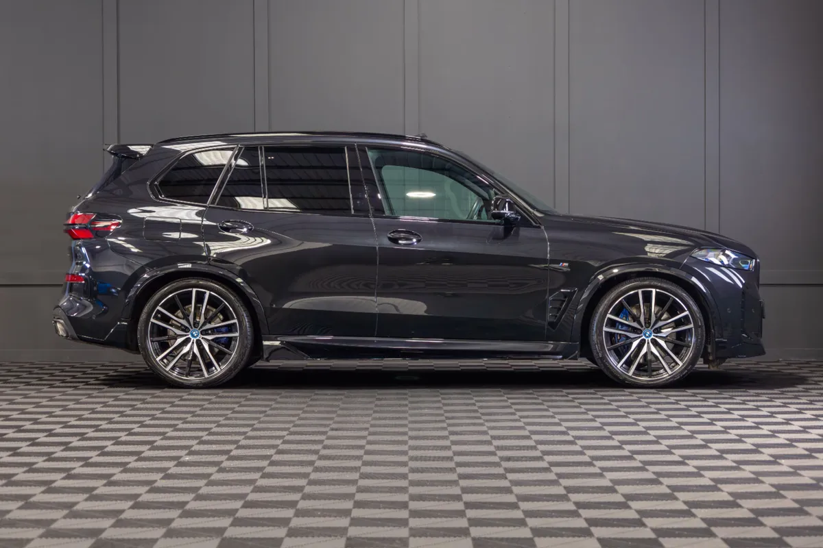 2025 BMW X5 X-Drive 50e M-Sport *Pan Roof - Image 2