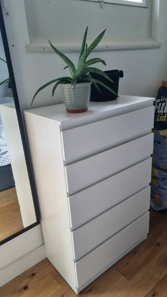 chest of drawers - Image 1