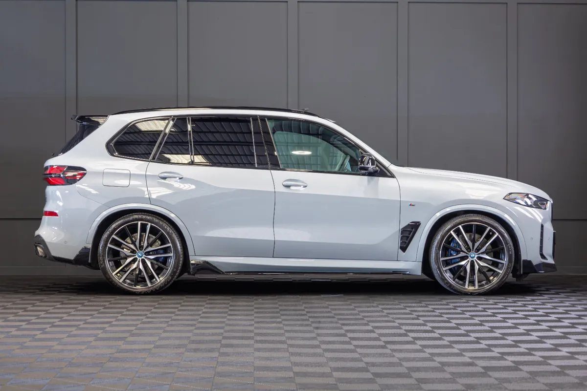 2025 BMW X5 X-Drive 50e M-Sport *Pan Roof - Image 2