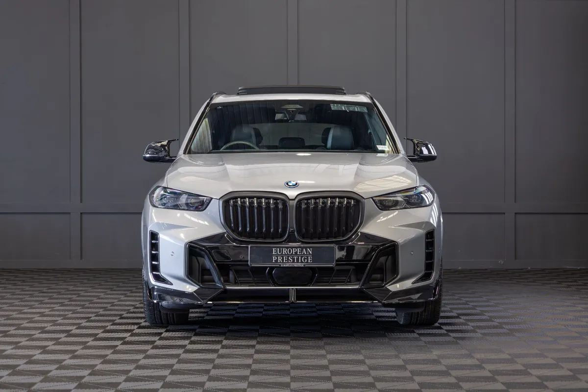 2025 BMW X5 X-Drive 50e M-Sport *Pan Roof - Image 2