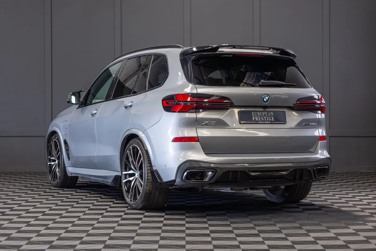 2025 BMW X5 X-Drive 50e M-Sport *Pan Roof - Image 4