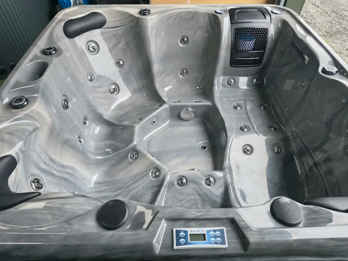 6 person hottub - Image 1
