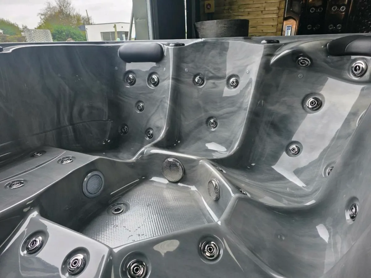 6 person hottub - Image 2