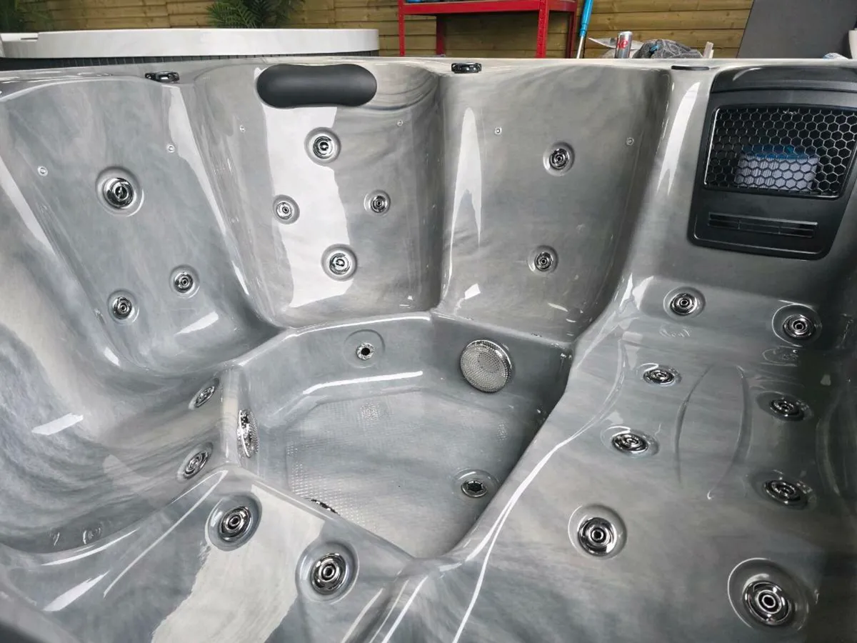 6 person hottub - Image 3