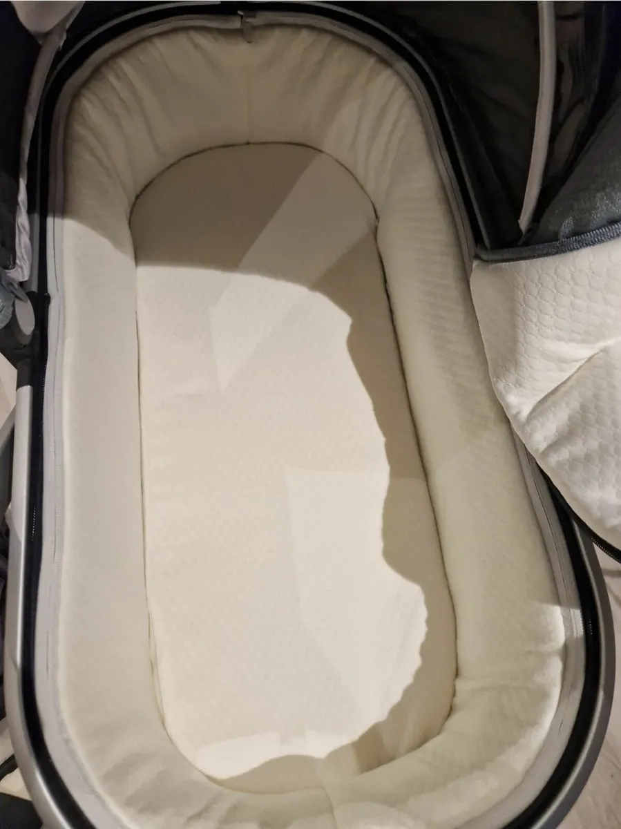 Uppababy vista V2 with car seat. Immaculate!! - Image 2