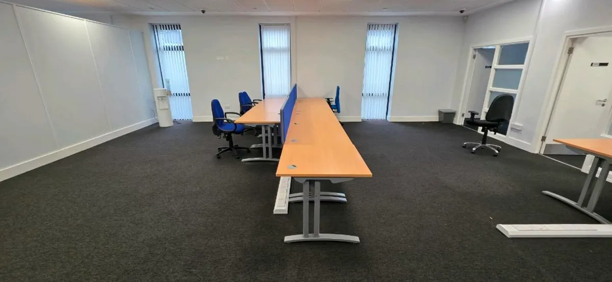 Office desk and chair - Image 1