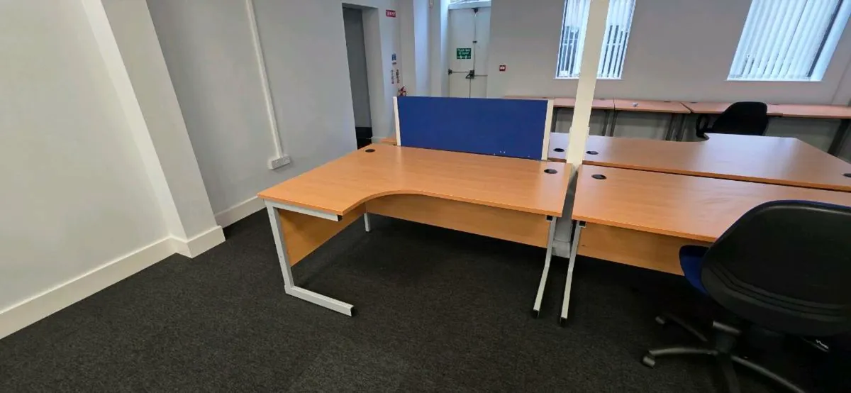 Office desk and chair - Image 2
