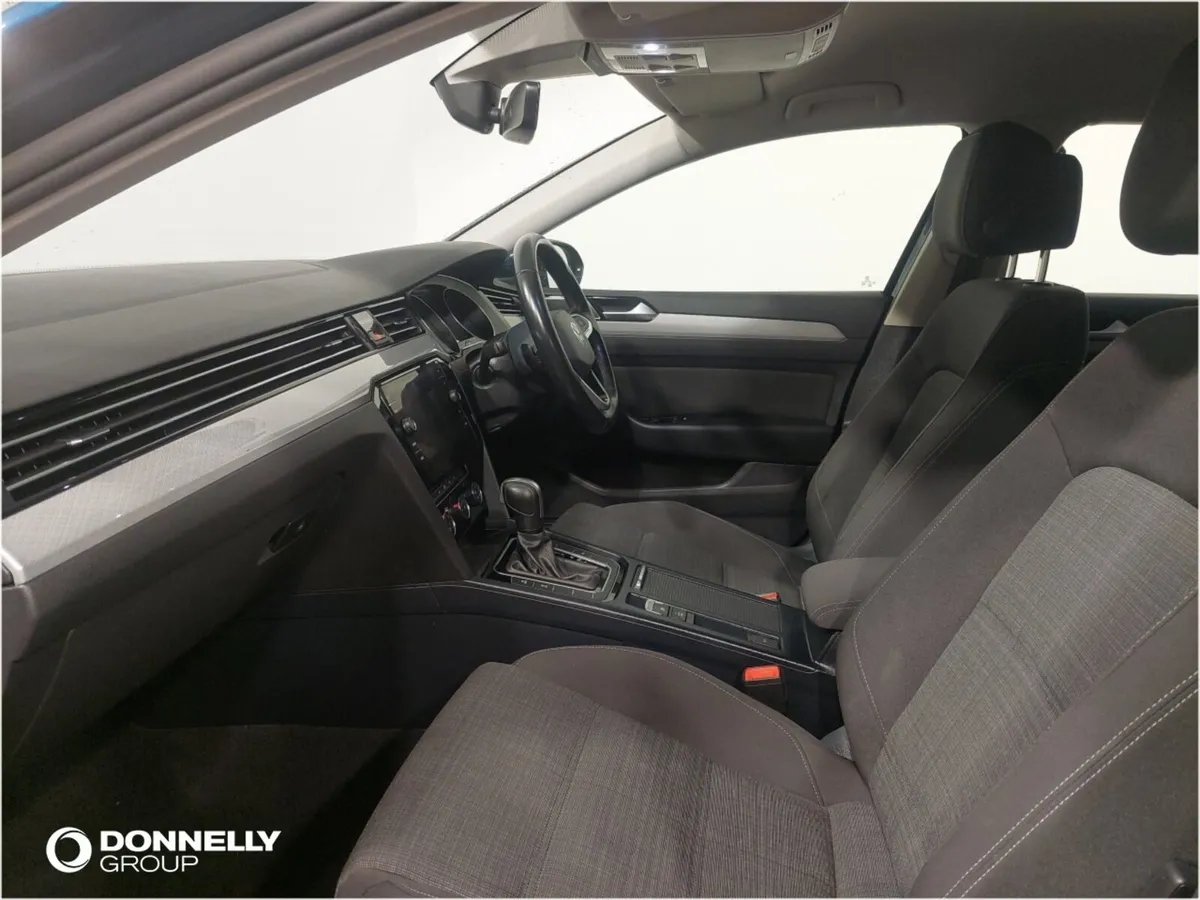 Volkswagen Passat Estate SE Nav - Image 2