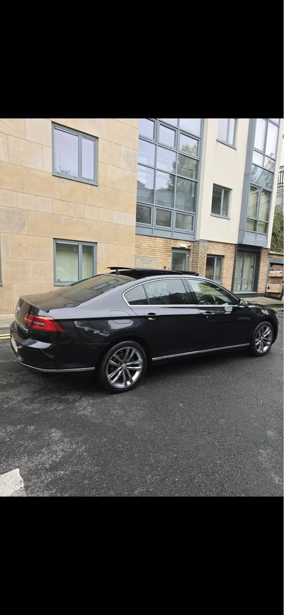 STUNNING TOP SPEC HIGHLINE Volkswagen Passat - Image 3