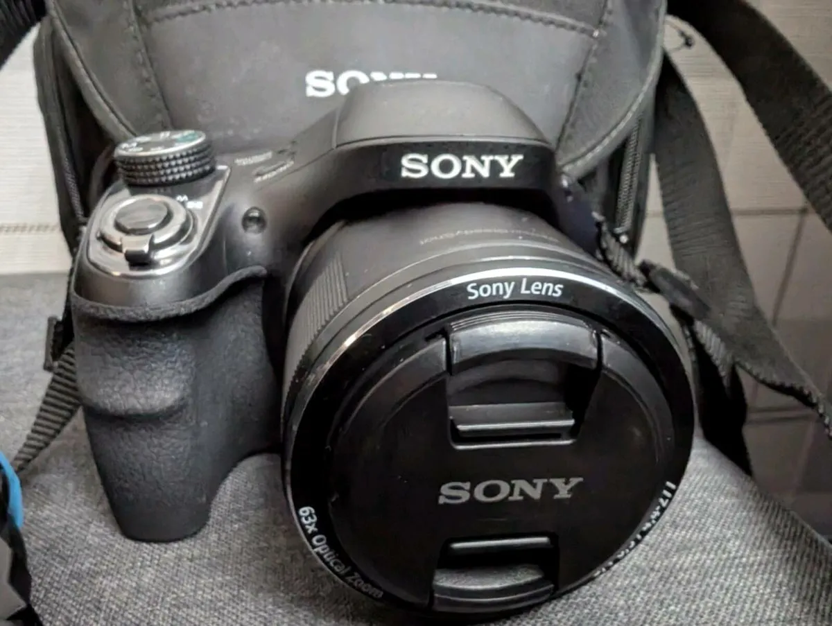 Sony Cyber-shot DSC-H400 Bridge Camera Kit 3batt - Image 3