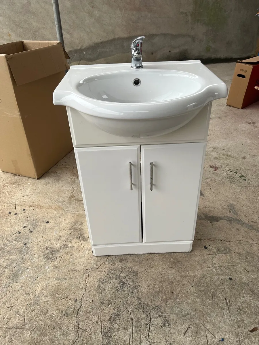 Bathroom sink vanity