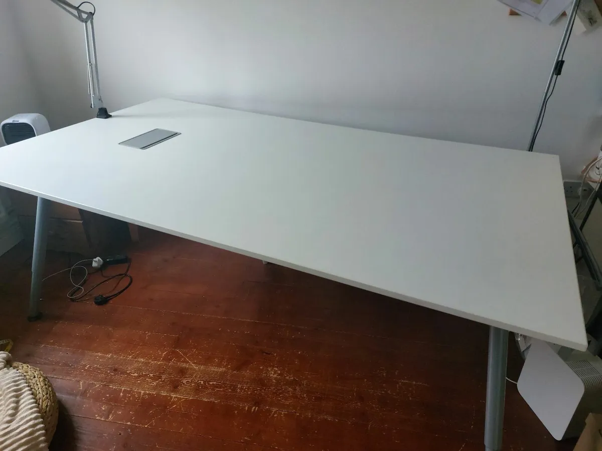 Work table - Image 1