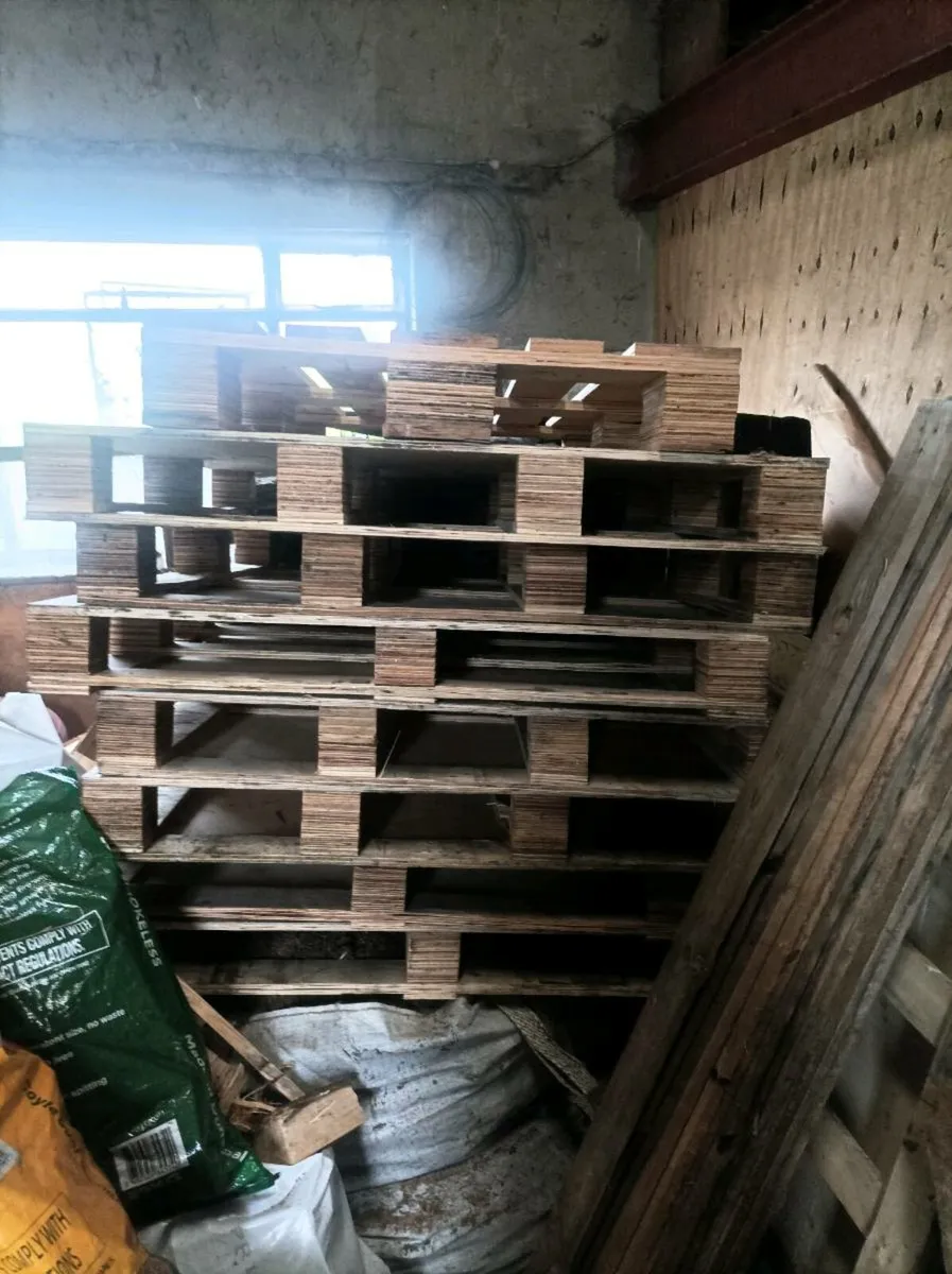 Plywood pallets €2