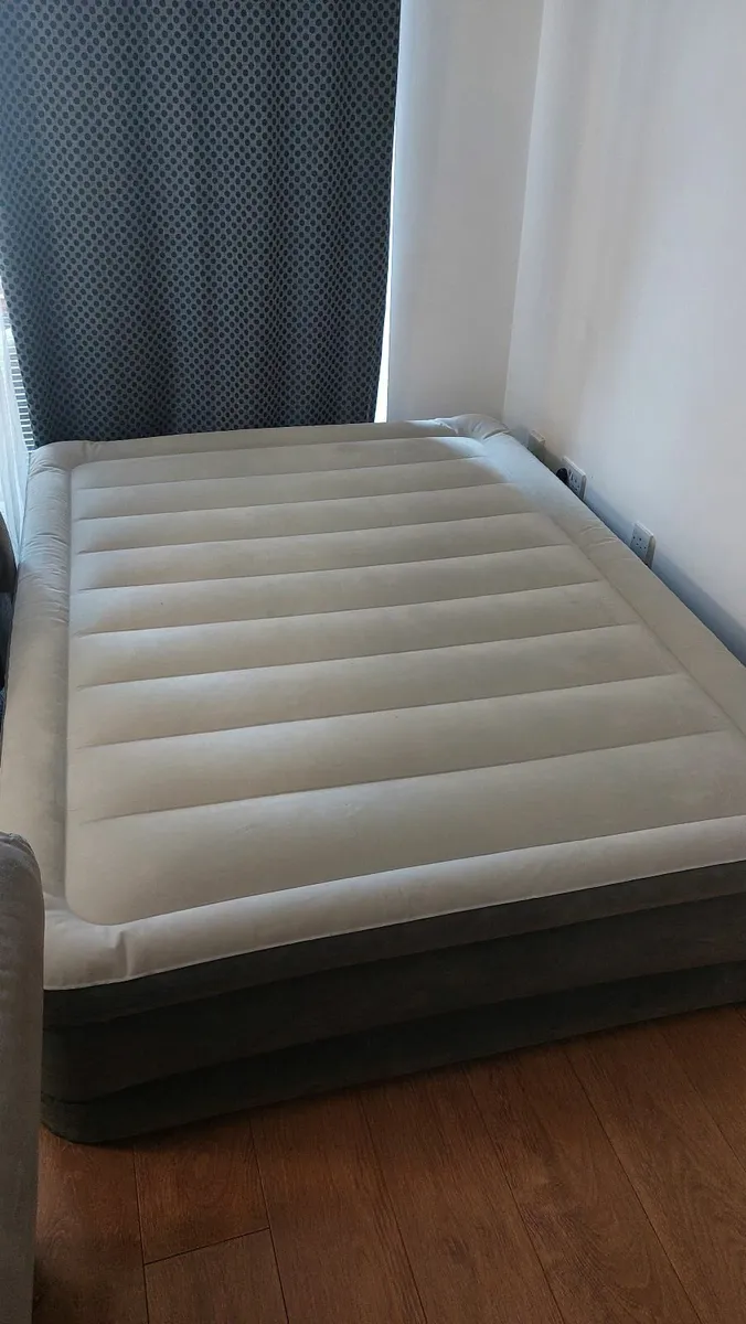 Inflatable mattress, like new - Image 1
