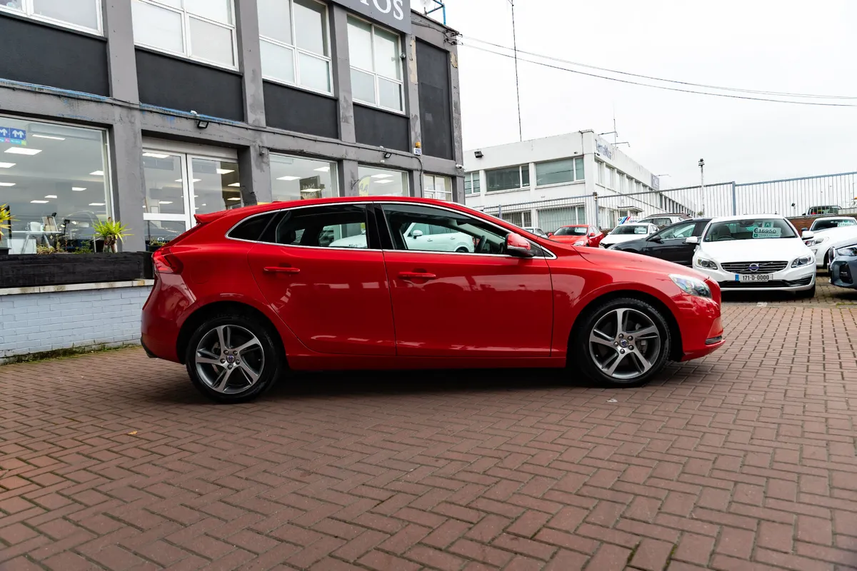 2015 VOLVO V40 2.0D HATCH 5DR AUTO - Image 2