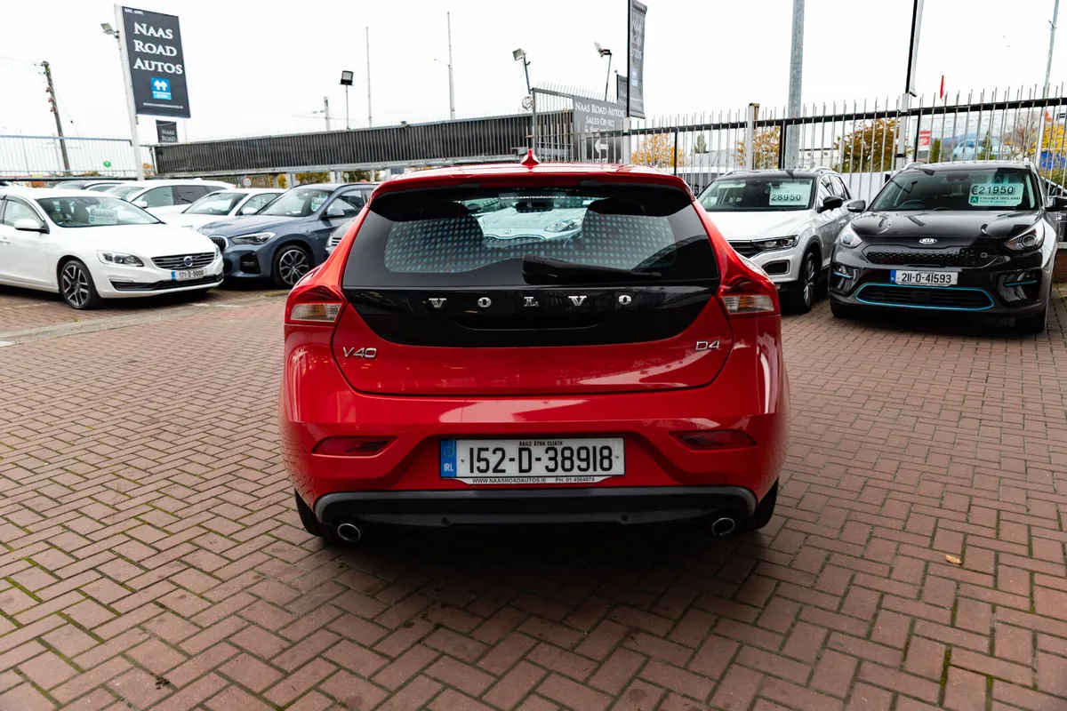2015 VOLVO V40 2.0D HATCH 5DR AUTO - Image 4