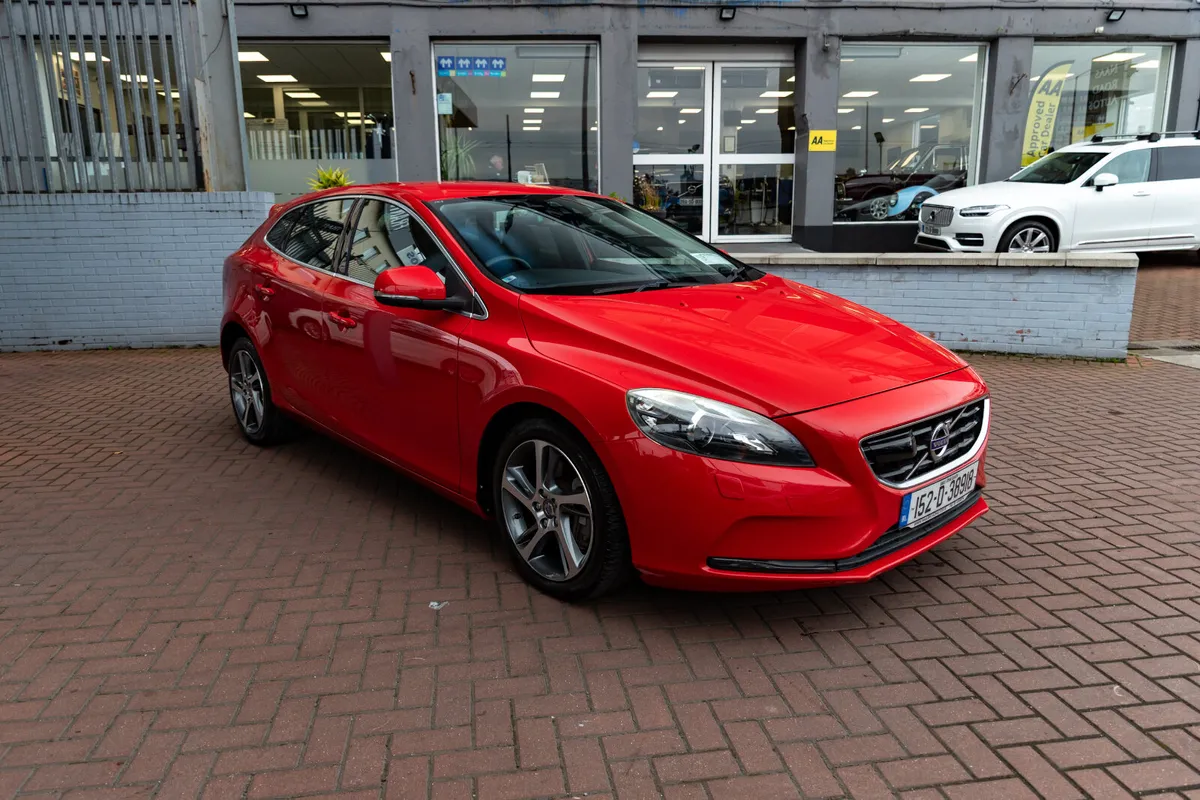 2015 VOLVO V40 2.0D HATCH 5DR AUTO - Image 1