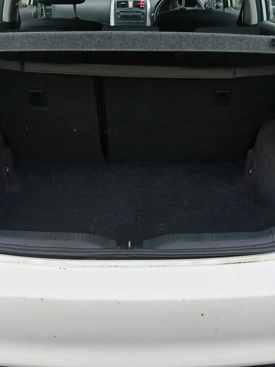 Toyota Auris 2009 - Image 2