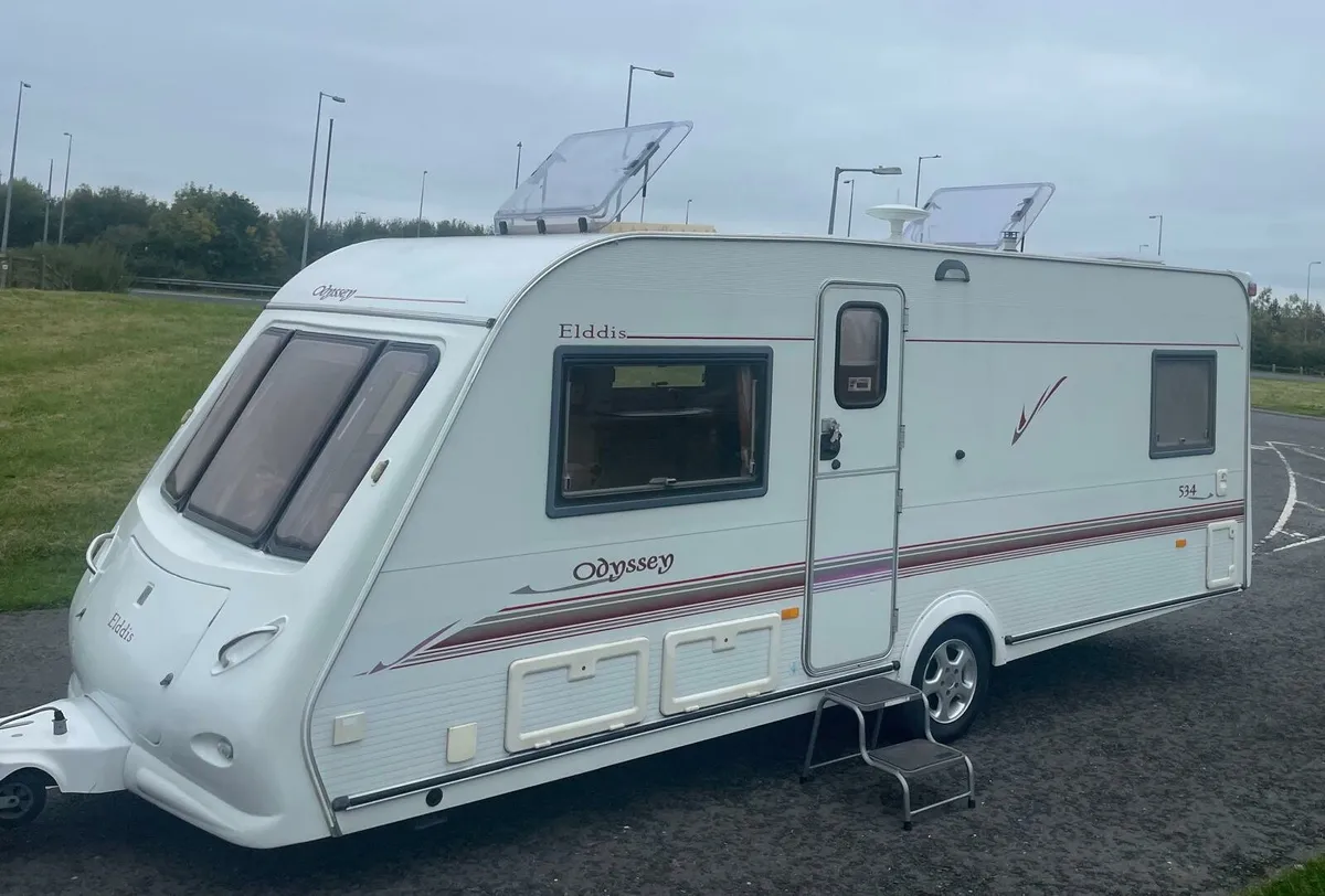 08 Eldiss 4/5 berth fixed bed & Awning - Image 1