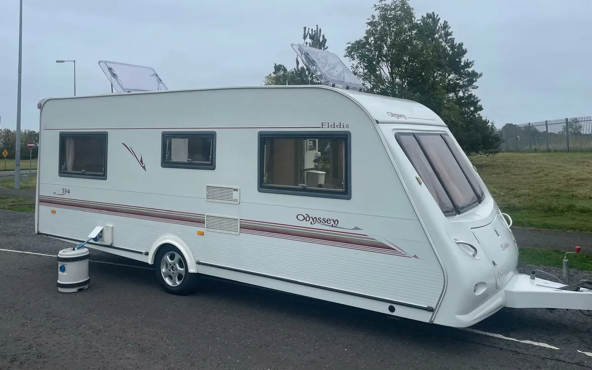 08 Eldiss 4/5 berth fixed bed & Awning - Image 3